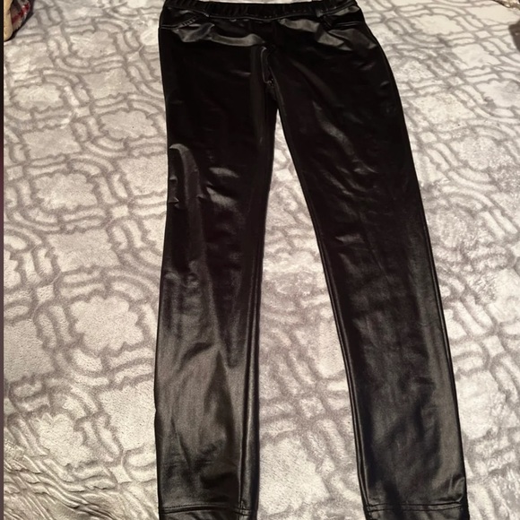 Faux leather black leggings with back pockets - Picture 1 of 6